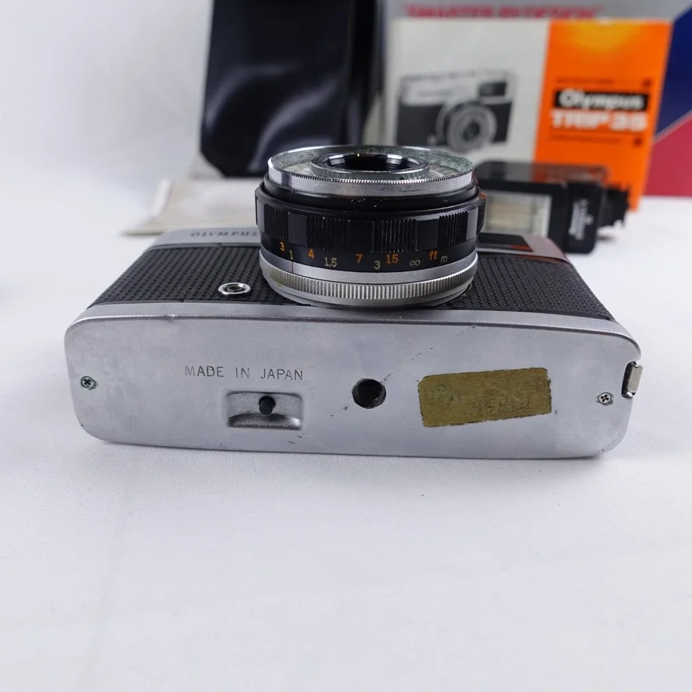 Olympus Trip 35 Vintage 35mm Film Camera D. Zuiko 40mm 2.8 Parts Repair UNTESTED